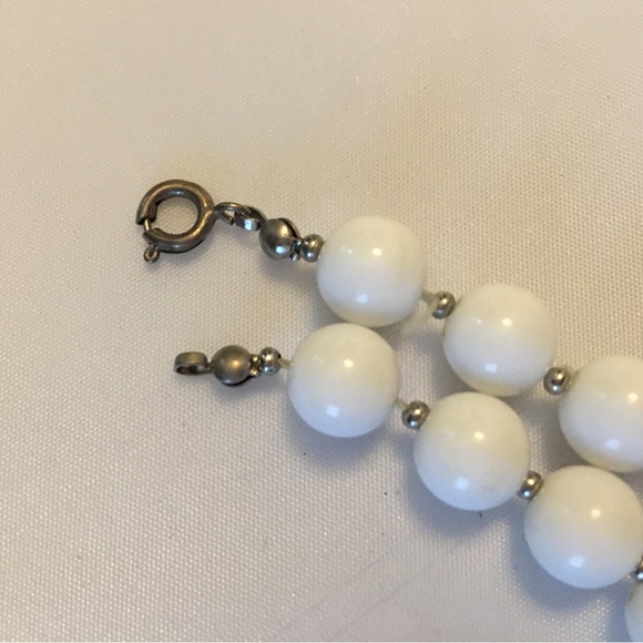 Vintage white bead necklace - Picture 2 of 6